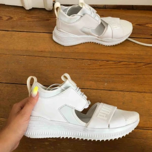  - Skor från Fenty Puma by Rihanna, använda 1 gång. Väldigt bra skick. Köparen står för frakten! Kan även hämtas upp i Linköping. Betalning sker via swish. 