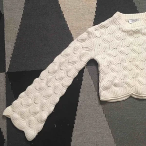  - Jättefin stickad tröja med bell-sleeves från &other stories! Kan mötas upp i stockholm annars tillkommer frakt💓