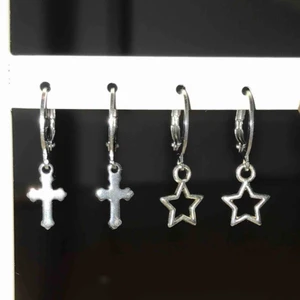 Örhängen  - Säljer örhängen som jag gjort själv, ett par med stjärnor och ett par med kors, ringen som går igenom örat är nickelfri. Dem som jag har på mig är mina egna, säljer inte dem.