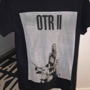  - Beyonce & Jay-Z merch från deras senaste otr tour. Väl använd så lite sliten i trycket men ser ut att höra till tröjan.