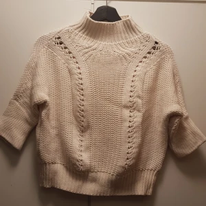  - Riktigt fin stickad tjocktröja, lite kortare modell med polokrage och kortare armar. Ytterst lite slitage och passar till allt. Lite pösig i modellen. Favorittröjan hittills men tyvärr är den nu lite för tight för mig.