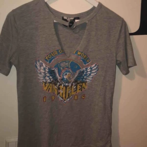  - Cool tröja i storlek XS Fina detaljer med chokerband som bär en silverring  Vid intresse skickas självklart fler bilder  Använd Max 3 ggr, fint skick🌸