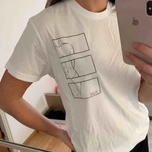  - HELT NY T-shirt ur vår kollektion FORM. En enkel vit t-shirt med helt unikt tryck, som du kan stylea hur som helst! 