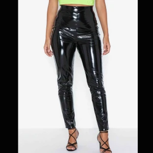  - lackbyxor som aldrig kommit till användning, då dom tyvärr är för stora för mig. frakten är inräknad i priset😊