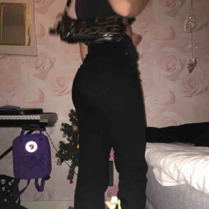  - Svarta utsvängda byxor från pull&bear!! Frakt tillkommer🖤