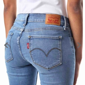  - Nya i förpackning. Levis 710 Hypersculpt Super Skinny Jeans storlek 25x30 Nypris 1099kr  Perfekt julklapp. Spårbar frakt  Har fler storlekar. Från 25x30 till 30x30