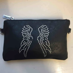  - Svart trendig necessär/plånbok med zadiginspirerande  vingar. Liten men rymlig!!! Möts upp i Stockholm eller skickar!