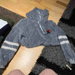  - En lurvig och mjuk kort tröja modellen är att den ska vara kort aldrig använd 