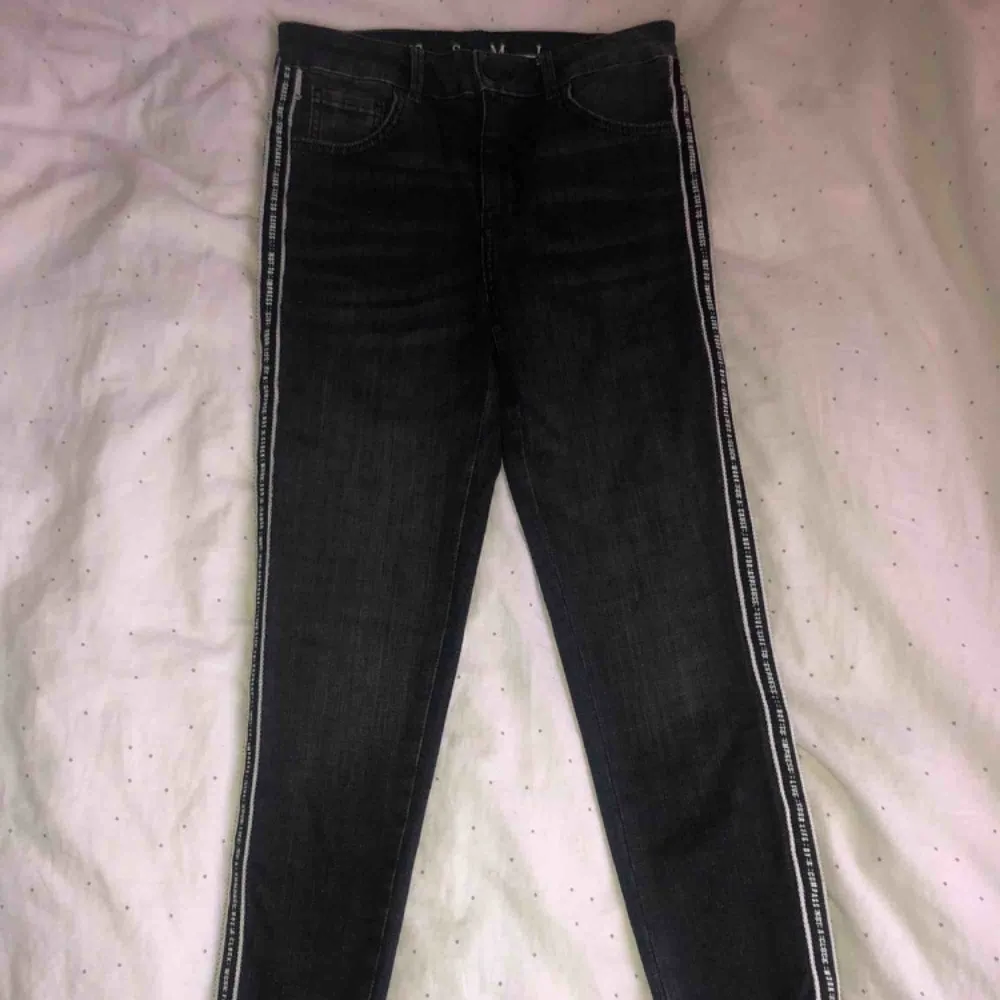 Helt oanvända svarta jeans men revär från bikbok, dock är lappen borttagen. Nypris 599kr.. Jeans & Byxor.