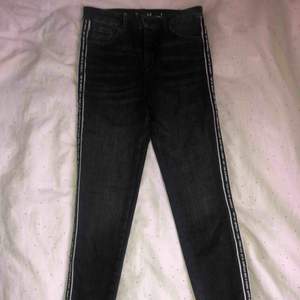 Helt oanvända svarta jeans men revär från bikbok, dock är lappen borttagen. Nypris 599kr.