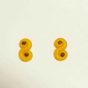  - Handgjorda små örhängen i form av lussekatter. De är 12mm höga och 6mm breda. Finns även i större modell på min sida. Nickelfria. Går även att få som halsband, nyckelring och berlock. Jag bjuder på frakten🥰