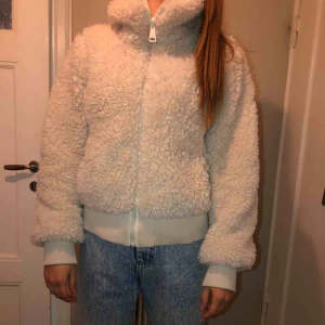  - Teddyjacka, knappt använd.  Frakt tillkommer 