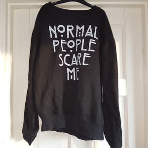 Svart tröja med Normal People Scare Me print. Väldigt skön o köpt i London. Använd ca. 10 gånger.