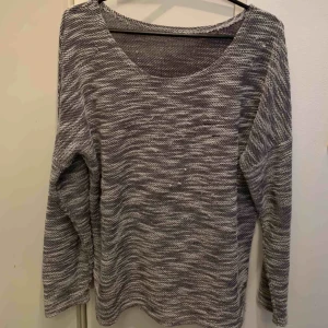  - En mysig tröja från Thailand i strl. M, sparsamt använd.