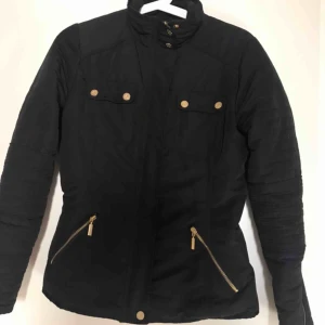 Ginatricot jacka  - Säljer min svarta jacka ifrån ginatricot i storlek xs.