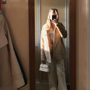  - Prettylittlething kofta/jacka som är av tjockt material i manchester. Super fin, säljes pga inte kommer till användning längre.  Köparen står för frakten 