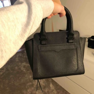  - Väska från Rebecca Minkoff, använd fåtal gånger, långt band+ dustbag medföljer. Köpare står för frakt 📦 