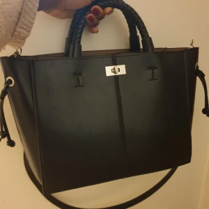 Skitsnygg  svart väska från Zara i nyskick - Säljer denna fina väska från Zara från höst 2019. Köptes för 549kr. Helt ny och oanvänd. Medföljer ett band som man kan tas av om man vill ha utan eller byta. Kan mötas upp i gbg eller sthlm annars står köparen för frakten. 