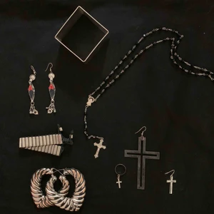  - Bijouterier 20kr/st Frakt tillkommer om de behövs  Korshalsbandet finns ej kvar  