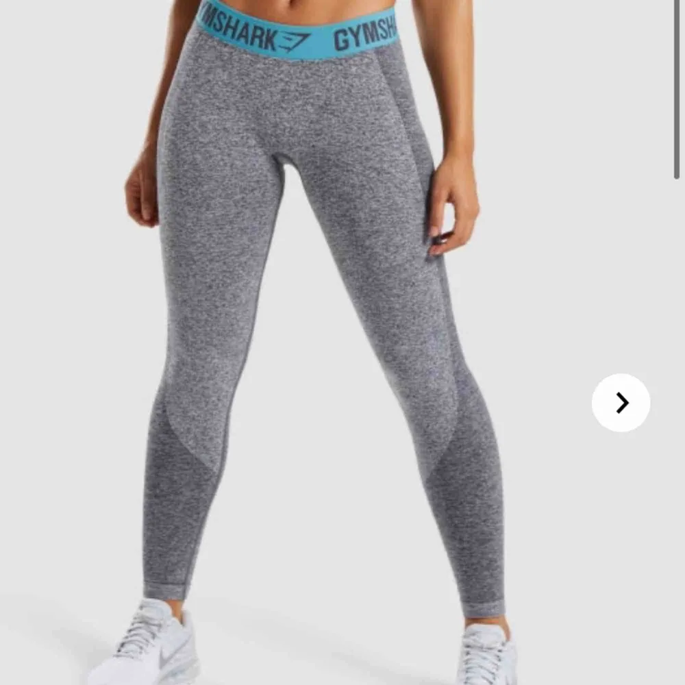 Helt nya och oanvända gymshark träningstights. Köpte två st i olika Strl och dessa var för stora för mig därför jag säljer. 550kr nypris på hemsidan.. Jeans & Byxor.