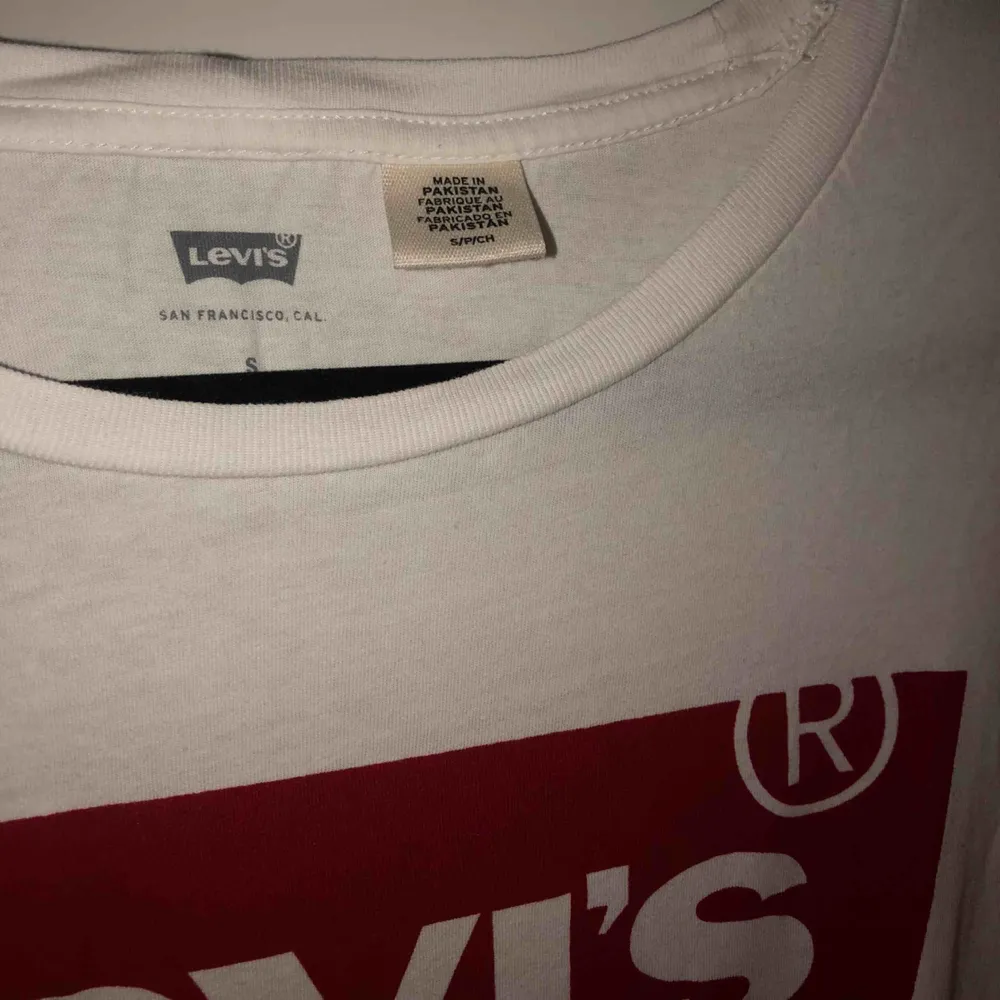 Snygg och användbar vit Levi’s t-shirt med den röda klassiska trycket på bröstet, bra skick🕊❤️. T-shirts.
