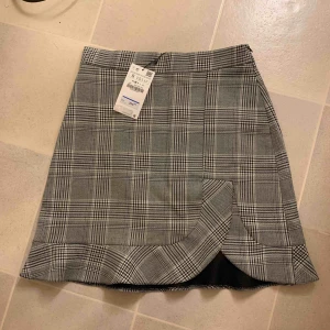  - Helt ny kjol från zara , passa tyvärr inte mig 