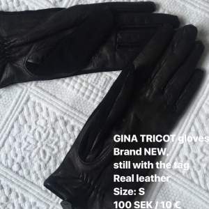 Gina Tricot  Brand new  Storlek: XS/S   Perfekt till vintern. Jag har redan handskar därför jag säljer dem. 