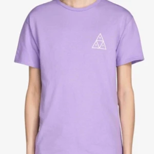  - T-shirt från HUF (rea gäller ej) startbud på 100💖 det är bara att höra av dig om du undrar över något💖 pris kan diskuteras