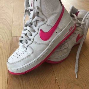  - Säljer mina älsklings AF1 High Top Pink. köpt nya &  dem kommer inte till användning längre. Dem är inte tvättade i maskin ännu men köparen får självklart nytvättade & vita!🤩 Köpta i Sep så dem är fortfarande i mycket bra skick!💞