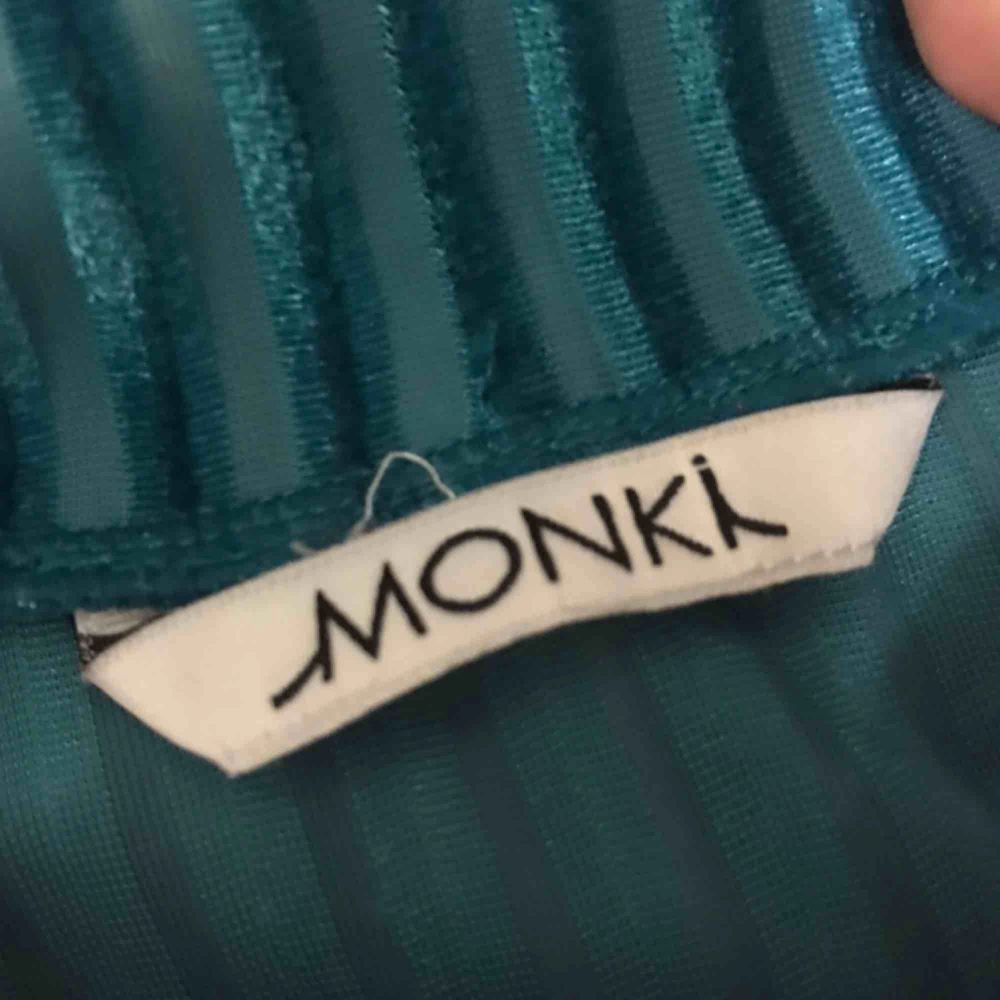 Super snygg tröja från Monki. Den är ganska stretchig så passar en M också. Toppar.