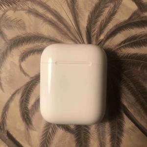  - Ett fodral till mina gamla AirPods, jag tappade bort mina så köpte nya! Därför säljer jag detta fodral som jag självklart gör rent om någon är intresserad🤘🏻det är i bra skick och inga stora repor❤️