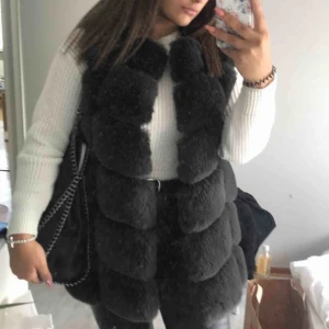  - As snygg fake pälsväst som tyvärr inte kommer så mycket till användning och därav väljer jag att sälja den, passar s/m