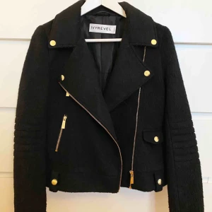  - Jacka från IVYREVEL, storlek XS. Köpare står för frakt.