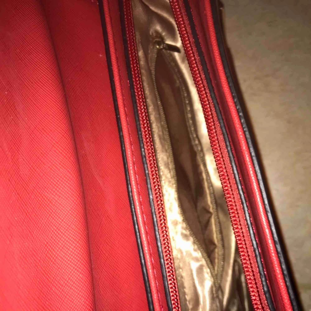 Ja säljer min röd Axel väska den är helt ny och fräsch kan skicka flera bilder om du är intresserad☺️💕. Väskor.