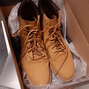  - Timberland 👈💯äkta...  Säljer mina skor, nytt skick, köpte jag i en butik scorett. Storlek 38 (7)  använda 2-3gånger (nya price 1300kr) frakt 80kr