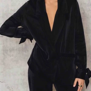  - Tied Sleeve Blazer i fint skick, säljer matchande kostymbyxor också.