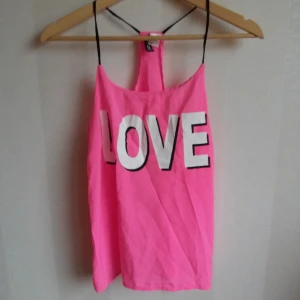  - Linne från H&M i storlek S i härlig rosa med LOVE tryck 