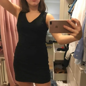  - Från Hollister. En simpel svart klänning med snörning i bak. Sitter superfint och passar till alla olika situationer! Har tyvärr blivit för liten 