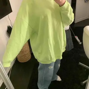 en as snygg grön neon sweatshirt. oversized men går att stoppa in lätt. Liten smink fläck uppe vid halsen som knappt syns (bild 2). AS SNYGG OCH SKÖN