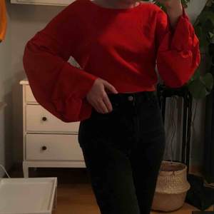En svincool tröja från zara i en röd/orange tröja (ses bäst på sista bilden)✌🏼🥰 Endast använd 1 gång och i ett lite ”tjockare” och lite glansigt material. Croppad och med långa vida ärmar😍🙏🏻