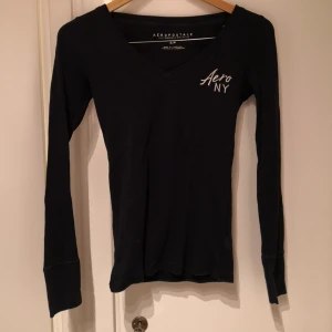  - Marinblå tröja från aeropostale, köpt i New York. ❤️ Möts upp i Stockholm, helst på Södermalm. Om du köper flera saker kan vi komma fram till ett bra paketpris.