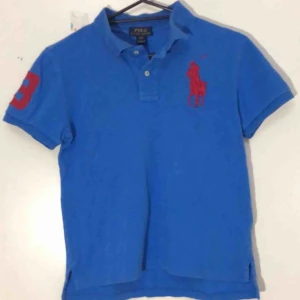  - ljusblå ralph lauren polo tröja i barnstorlek 