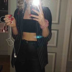  - En fin randig blazer som sitter jättebra. Säljer pga av att den inte kommer till användning längre ❣️köparen står för frakt