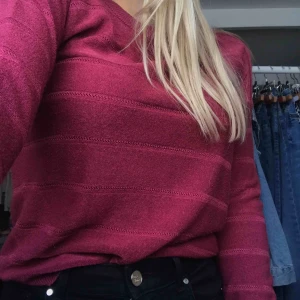  - Superfin tröja i jättefin röd/lila färg, superskönt material, skriv vid frågor❤️