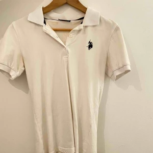  - Pikétröja använd ca 2 ggr, i bra skick! 