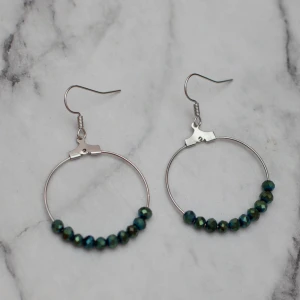  - Fina silverfärgade örhängen med gröna pärlor.  Fri frakt vid köp över 100:-.