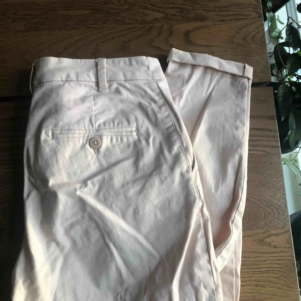 Hejhej, säljer ett par ljusrosa kostymbyxor/chinos från H&M o storlek 34, passar mig som är 36/38!! Fint skick. Kan mötas i Tullinge eller frakta. Jeans & Byxor.