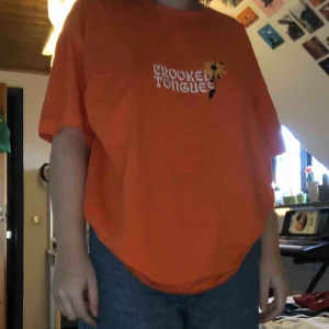  - Säljer min snygga tröja från märket crooked tounges. Köpt på Asos för 300 kr. Bra skick och inga märken eller slitningar på trycket! 🧡✨