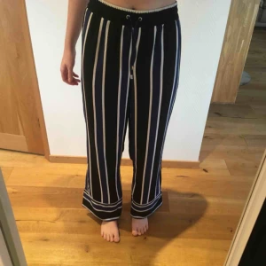 - Vida byxor svart vit blå randiga, knappt använda. Frakt ingår  