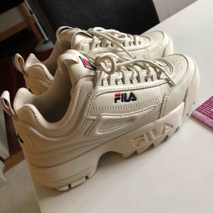  - Sjukt snygga fila skor, kommer aldrig till användning, fint skick i stl 36, köparen står för frakt